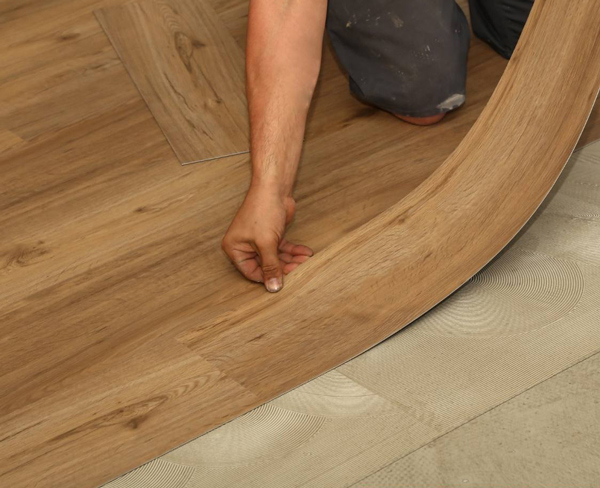 Cách xử lý sàn nhựa dán keo bị bong tróc