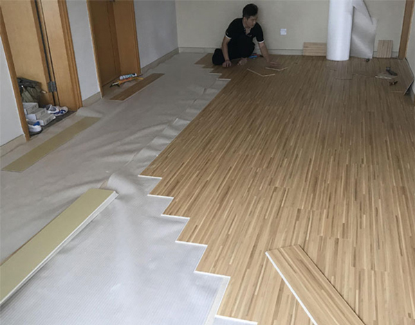 Lát sàn nhựa giả gỗ có ảnh hưởng đến nền sàn phía dưới hay không