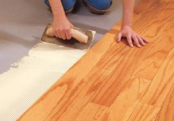 Nguyên nhân sàn nhựa dán keo bị bong tróc