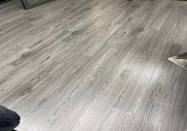 Nguyên nhân sàn nhựa giả gỗ bị nóng