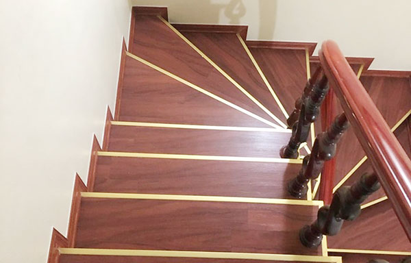 sàn nhựa giả gỗ ốp cầu thang tại hải phòng