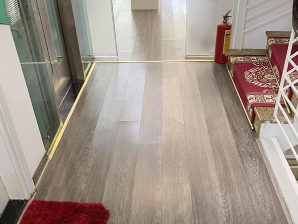 Xử lý sàn nhựa dán keo bị bong tróc hiệu quả