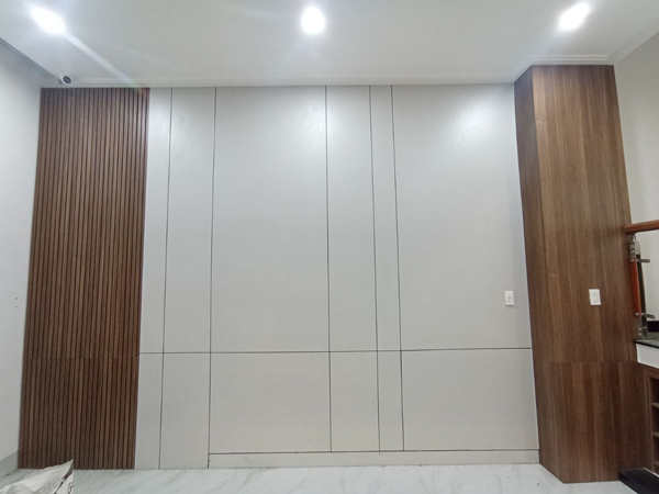 Nhà bị thấm dùng nhựa ốp tường được không