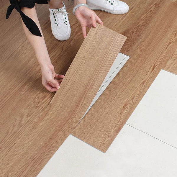 Sử dụng sàn nhựa tự dán có bền không
